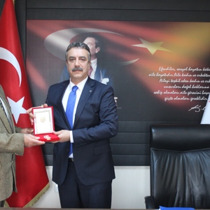 İl Müdürümüz, Kıbrıs Gazisine ‘Milli Mücadele Madalya ve Beratı’ nı Takdim Etti - fotoğraf 1
