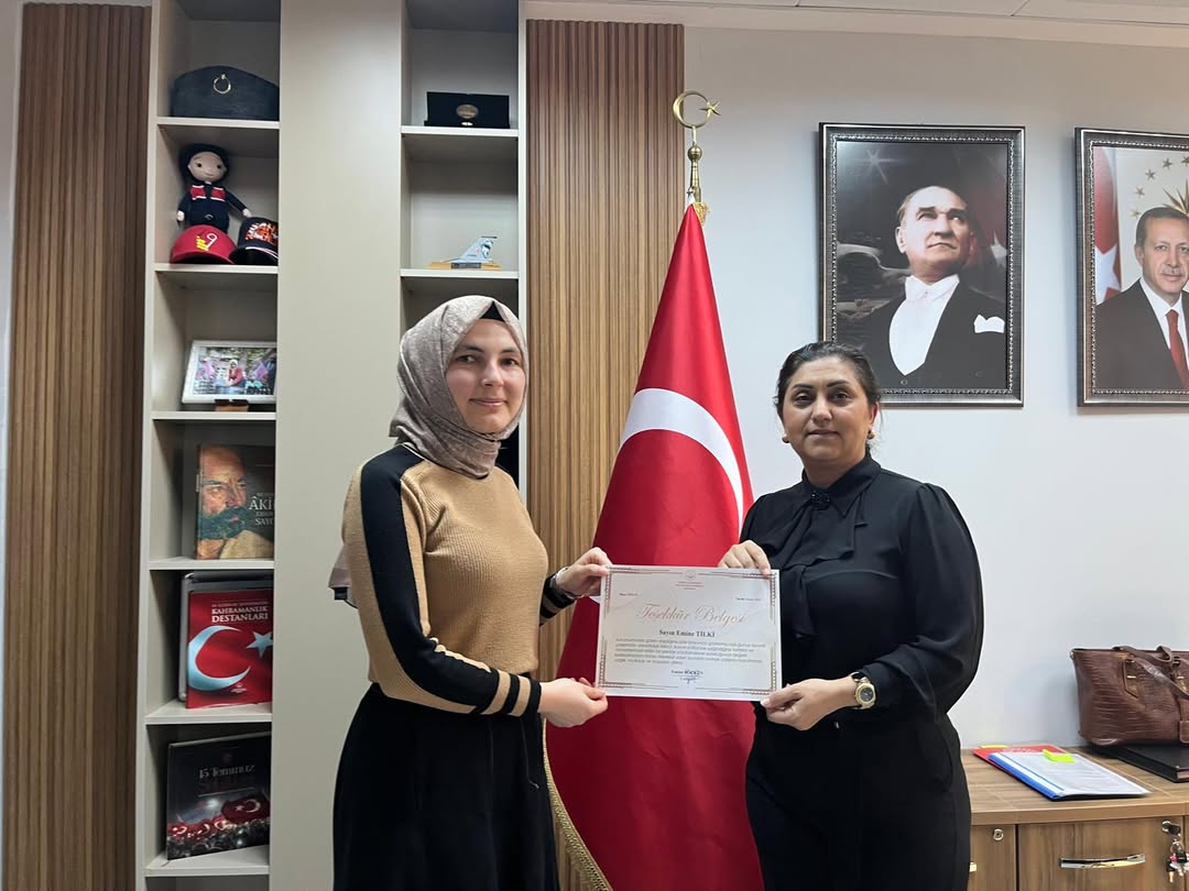 İl Müdürümüz Sayın Emine BÖÇKÜN, Bigadiç SHM Müdürümüz Sayın Emine TİLKİ’ye Teşekkür Belgesi Takdim Etti