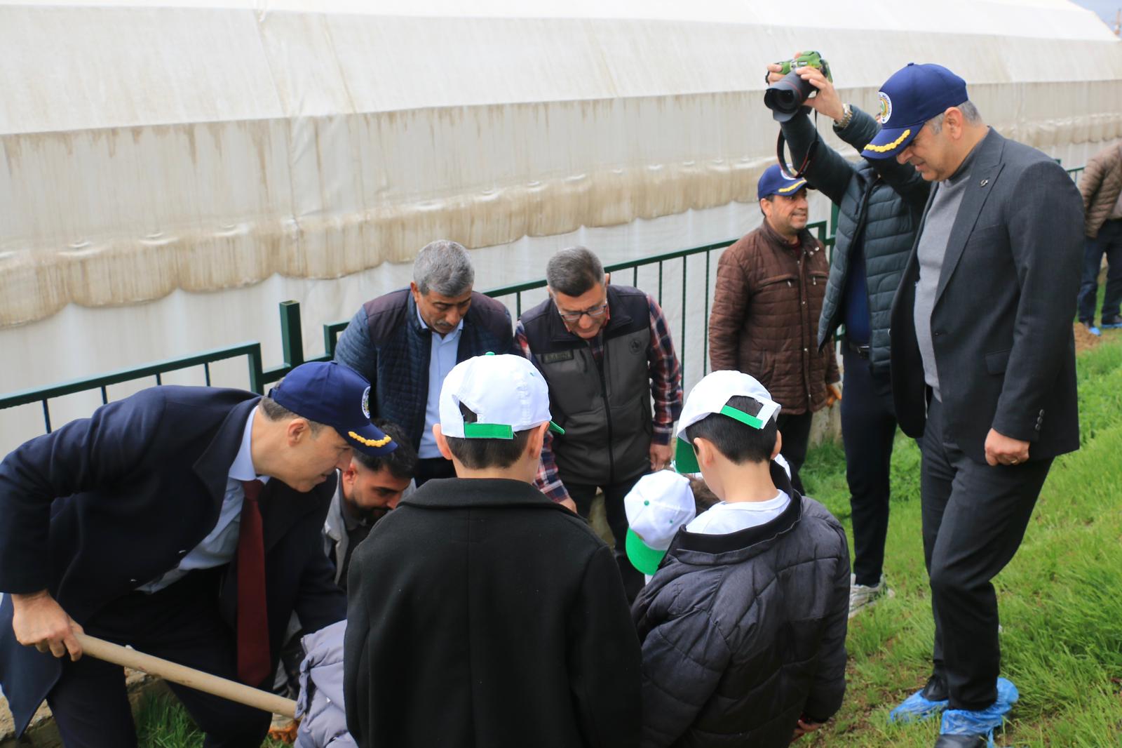 İL MÜDÜRÜMÜZ VE ORMAN BÖLGE MÜDÜRÜMÜZÜN KATILIMIYLA ÇOCUK EVLERİ SİTESİ MÜDÜRLÜĞÜNDE KORUMA ALTINDA BULUNAN ÇOCUKLARIMIZ   MEYVE FİDANLARINI  TOPRAKLA BULUŞTURDULAR