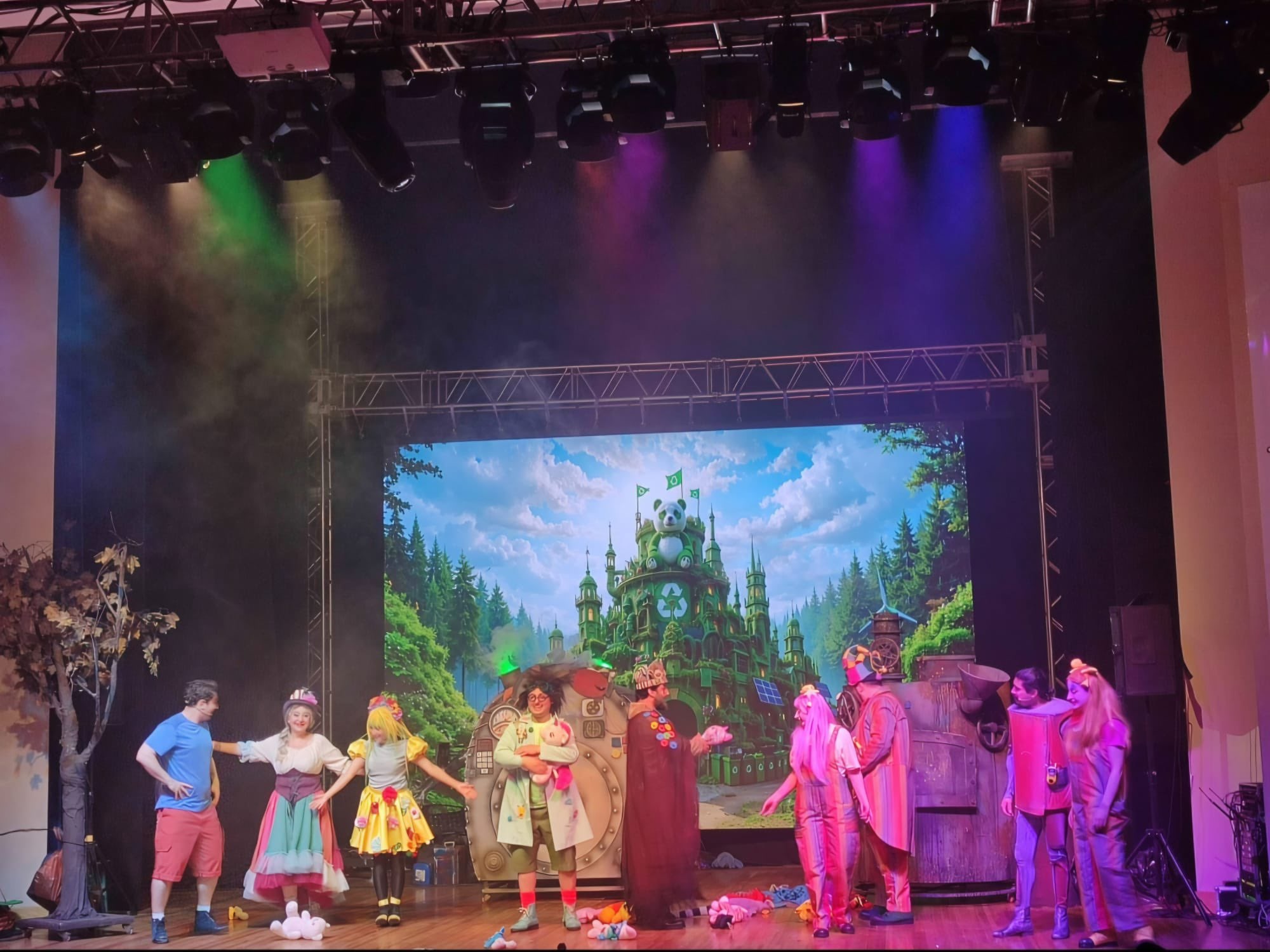 Osmaniye Sosyal Hizmet Merkezi olarak, Okul Destek Projesi’nden faydalanan çocuklarımız ile birlikte “Çöpçü Kralı ve İcatçı” adlı tiyatro oyunu izlenmiştir