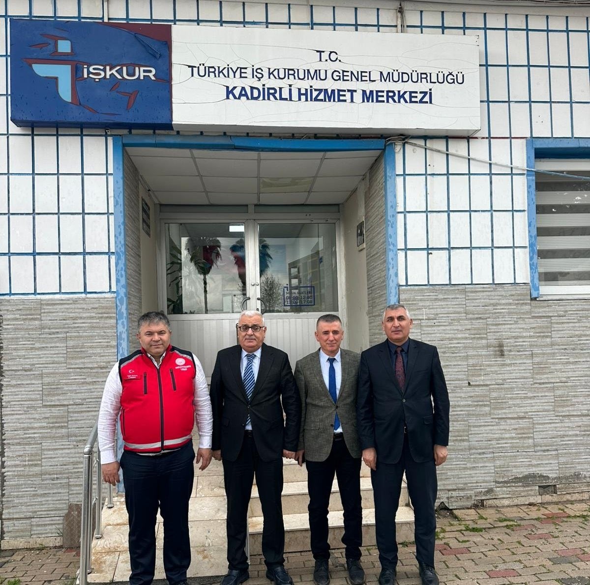 İl Müdürümüz Sayın Tolga Nacar, Çalışma ve İş Kurumu İl Müdürü Hacı Akkoyunlu ve Sosyal Güvenlik Kurumu İl Müdürü Soner Doğan ile birlikte Kadirli ilçesinde 7 Nisan akşamı meydana gelen sel felaketinden  etkilenen esnaflarımızı ziyaret ederek geçmiş olsun dileklerini iletmiştir.