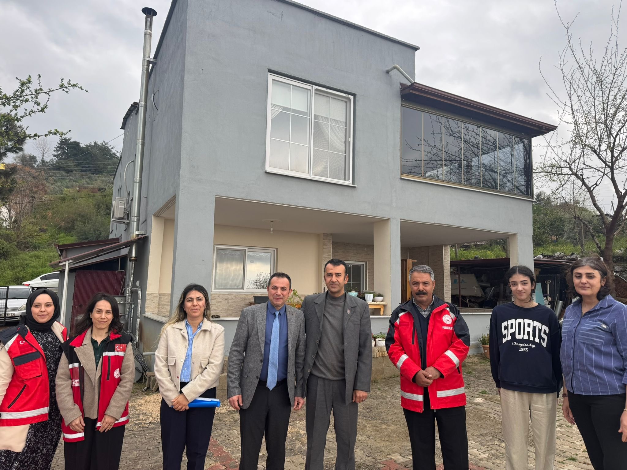 İl Müdürlüğümüz Şube Müdürü Şenay Atar Keskin, Düziçi Sosyal Hizmet Merkezi Müdürü Fatih Hürata ve Şehit Gazi Birimi personelleri ile birlikte gazimiz Uzman Çavuş Mustafa Coşkun’un hanesine ziyaret gerçekleştirmiş; gazimizin durumu hakkında bilgi alınarak, kendisine yönelik hizmet ve destekler hakkında bilgilendirme yapılmıştır.