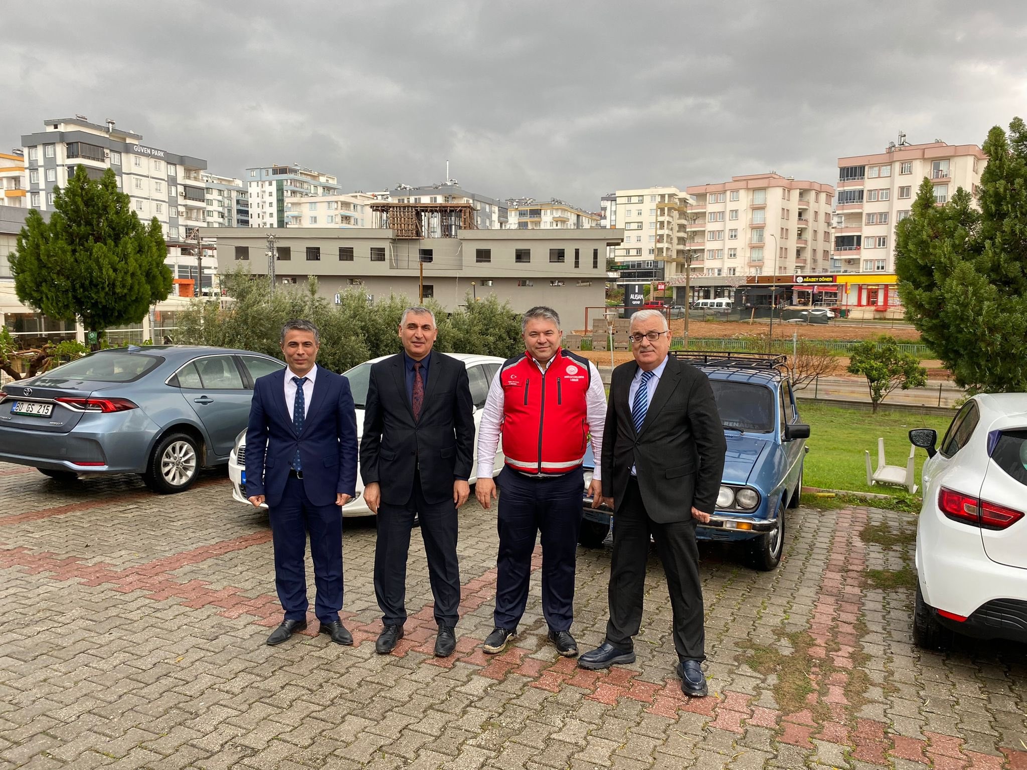 İl Müdürümüz Sayın Tolga Nacar, Çalışma ve İş Kurumu İl Müdürü Hacı Akkoyunlu ile birlikte Sosyal Güvenlik Kurumu İl Müdürü Soner Doğan’ı ziyaret ederek, Kadirli’de yaşanan sel felaketinden etkilenen kurum personeli ve ailelerine geçmiş olsun dileklerini iletmiştir. 