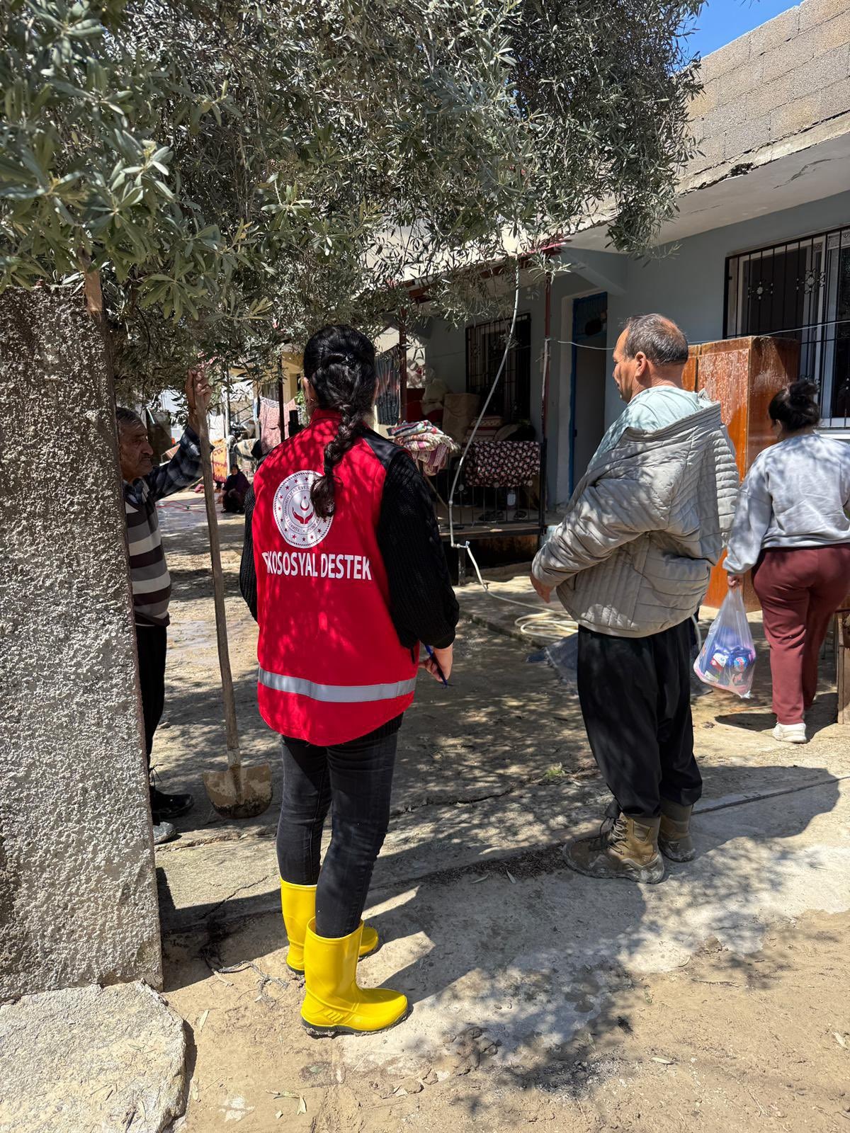Kadirli ilçemizde yaşanan sel felaketi sonrasında, Kadirli Sosyal Hizmet Merkezi personellerimiz tarafından afetzedelere yönelik saha çalışmaları yapılmıştır.