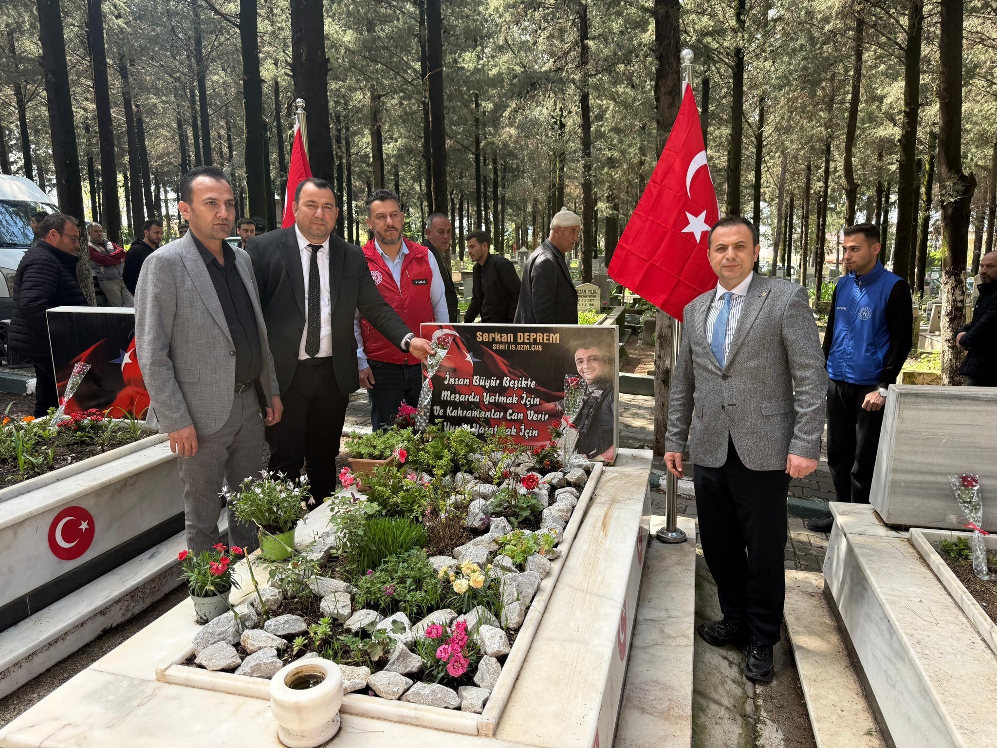 Düziçi Sosyal hizmet merkezi müdürümüz Fatih Hürata ve diğer kurum ve kuruluş müdürleri, Polis teşkilatımızın 181. Yıl dönümü münasebetiyle, Şehitlikte okutulan yasînî şerif programına katılım sağlamışlar, kıymetli ailelerimiz ile aziz şehitlerimizin  hatırlarını yad etmişlerdir .