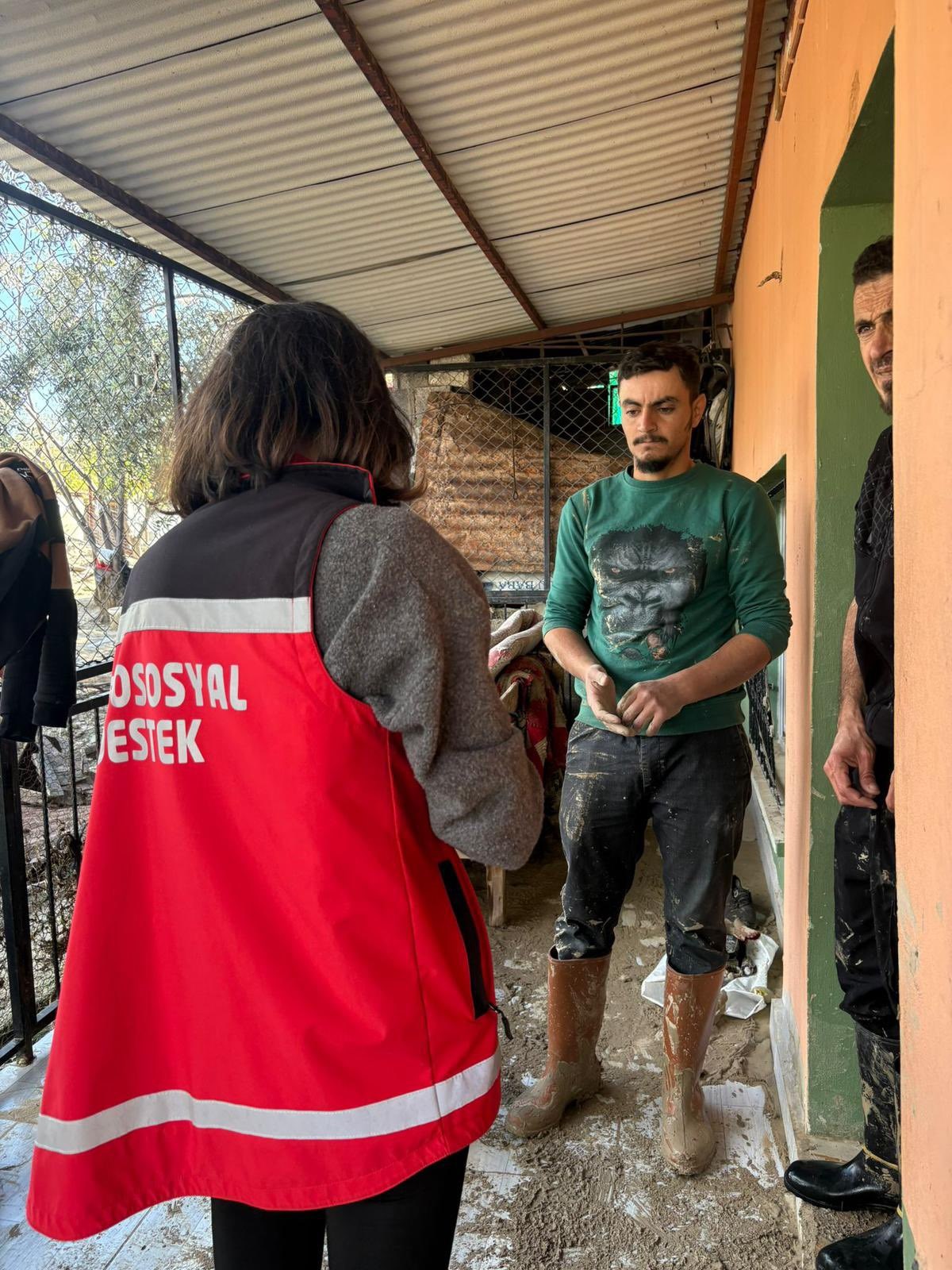 Kadirli ilçemizde yaşanan sel felaketi sonrasında, Kadirli Sosyal Hizmet Merkezi personellerimiz tarafından afetzedelere yönelik saha çalışmaları ile psikososyal destek hizmeti sunulmakta ; vatandaşlarımızın yaşadığı olumsuz etkilerin azaltılması ve ihtiyaçlarının karşılanması amacıyla çalışmalar titizlikle sürdürülmektedir.