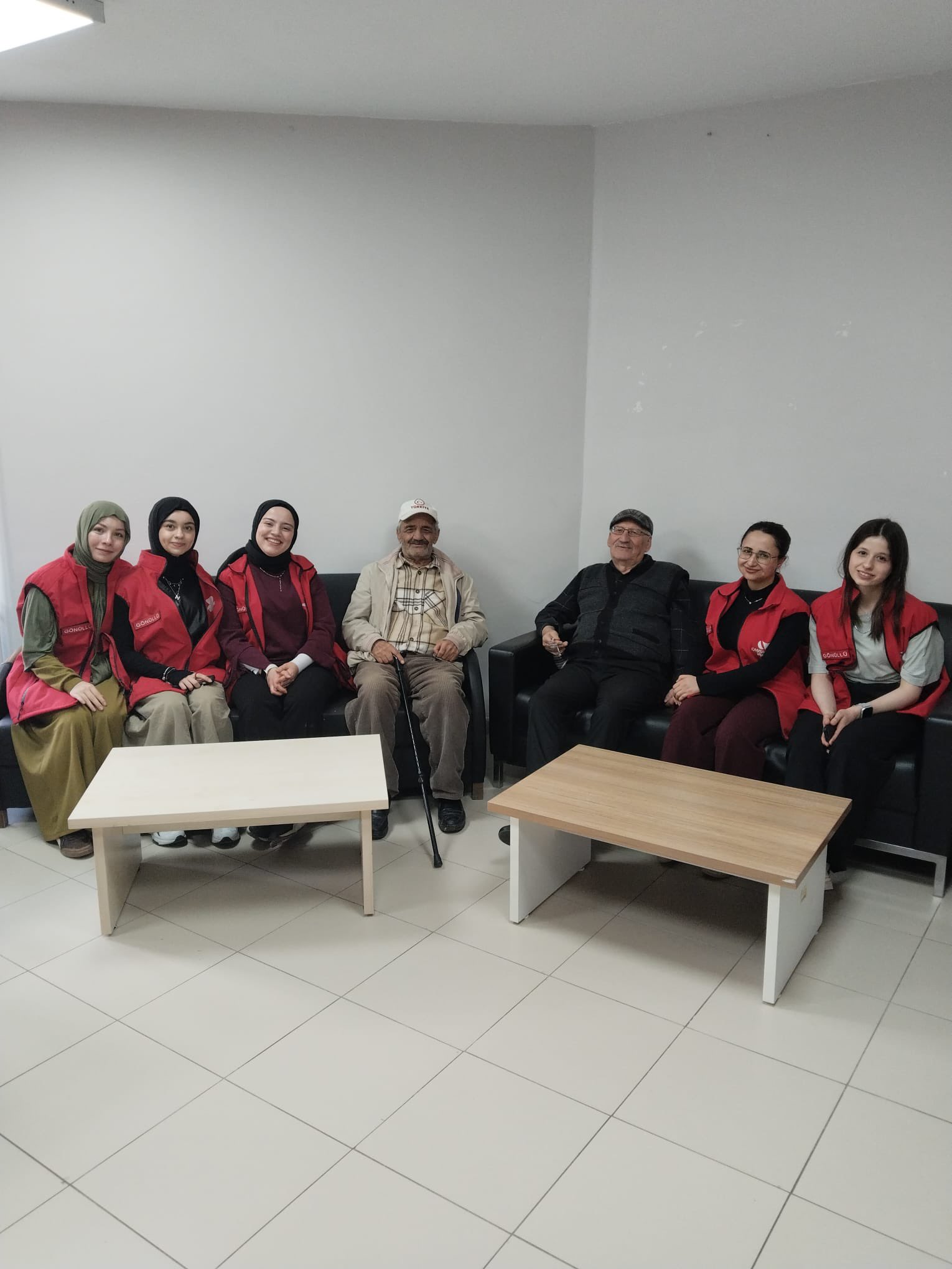 Gençlerden Büyüklerimize Sağlık ve Moral Ziyareti