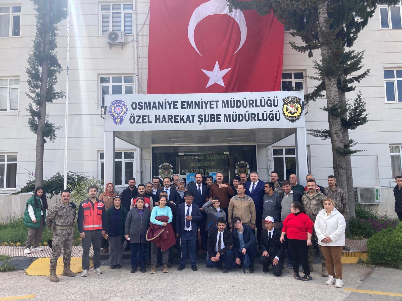 İl Müdürümüz Sayın Tolga Nacar ve İl Müdür Yardımcımız  Fatih Gün’ün katılımıyla, Osmaniye Bakım, Rehabilitasyon ve Aile Danışma Merkezi’nden hizmet alan kıymetli bireylerimiz Polis Haftası kapsamında İl Emniyet Müdürlüğü Özel Harekât Şube Müdürlüğü’nü ziyaret etti.