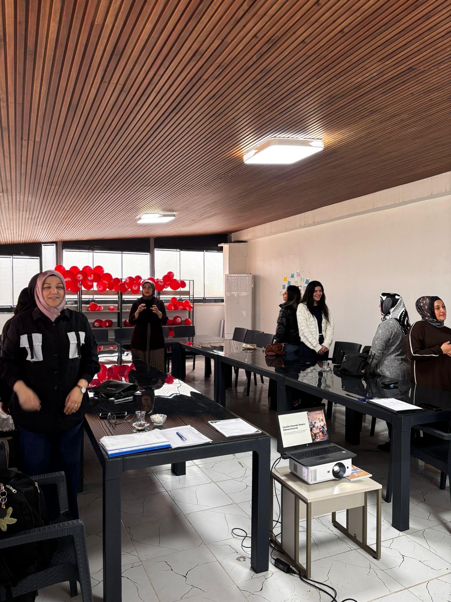 Aile Akademisinde ,Müdürlüğümüzde görev yapan bakım elemanlarına yönelik Türkiye Kalkınma Vakfı iş birliğiyle ' İhmali ve İstismarı Anlamak' konulu eğitim programı düzenlenmiştir.