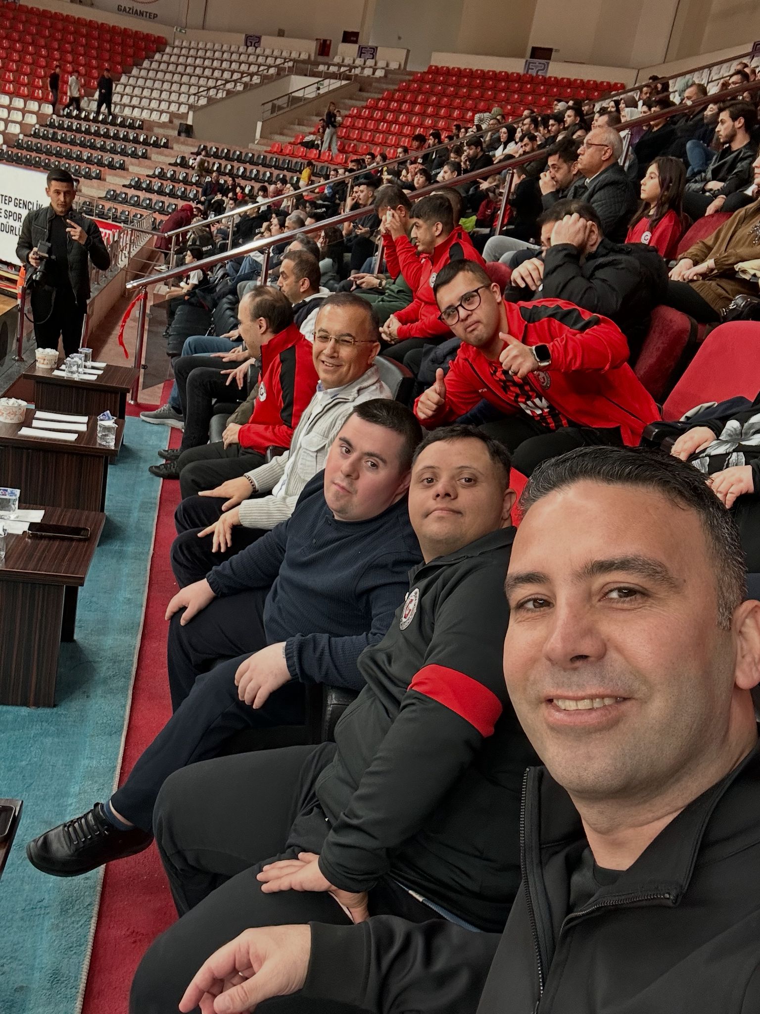 Sahada Galibiyet, Tribünde Engel Tanımayan Sevgi