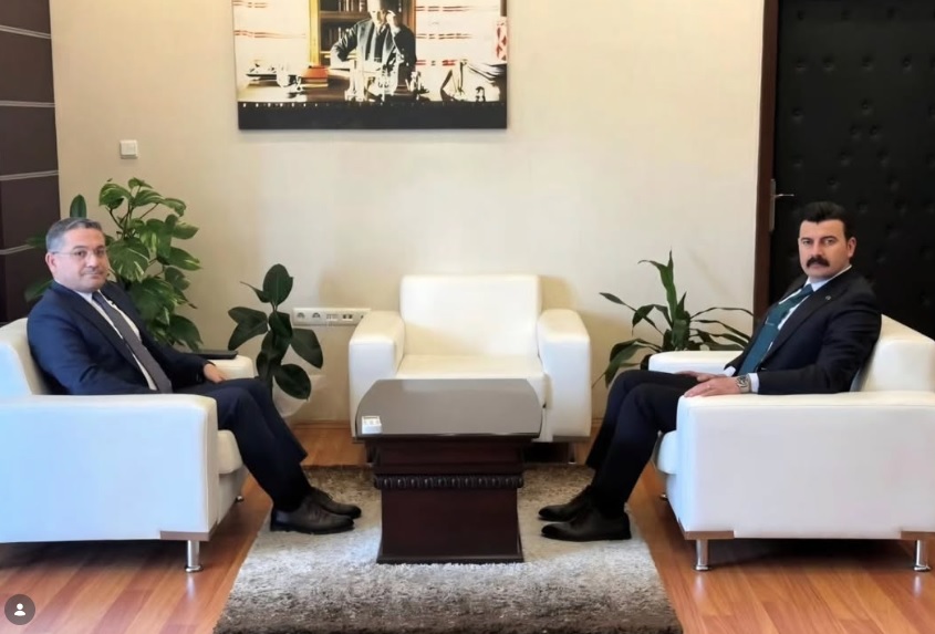 İl Müdürümüz Adem YÜCEL, Hamamözü Kaymakamımız Ertuğrul ARSLAN’ı makamında ziyaret etti.