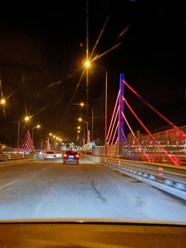 2 Nisan Dünya Otizm Farkındalık Günü’nde Bingöl’de simge yapılar mavi ve kırmızı ışıklarla aydınlatıldı.