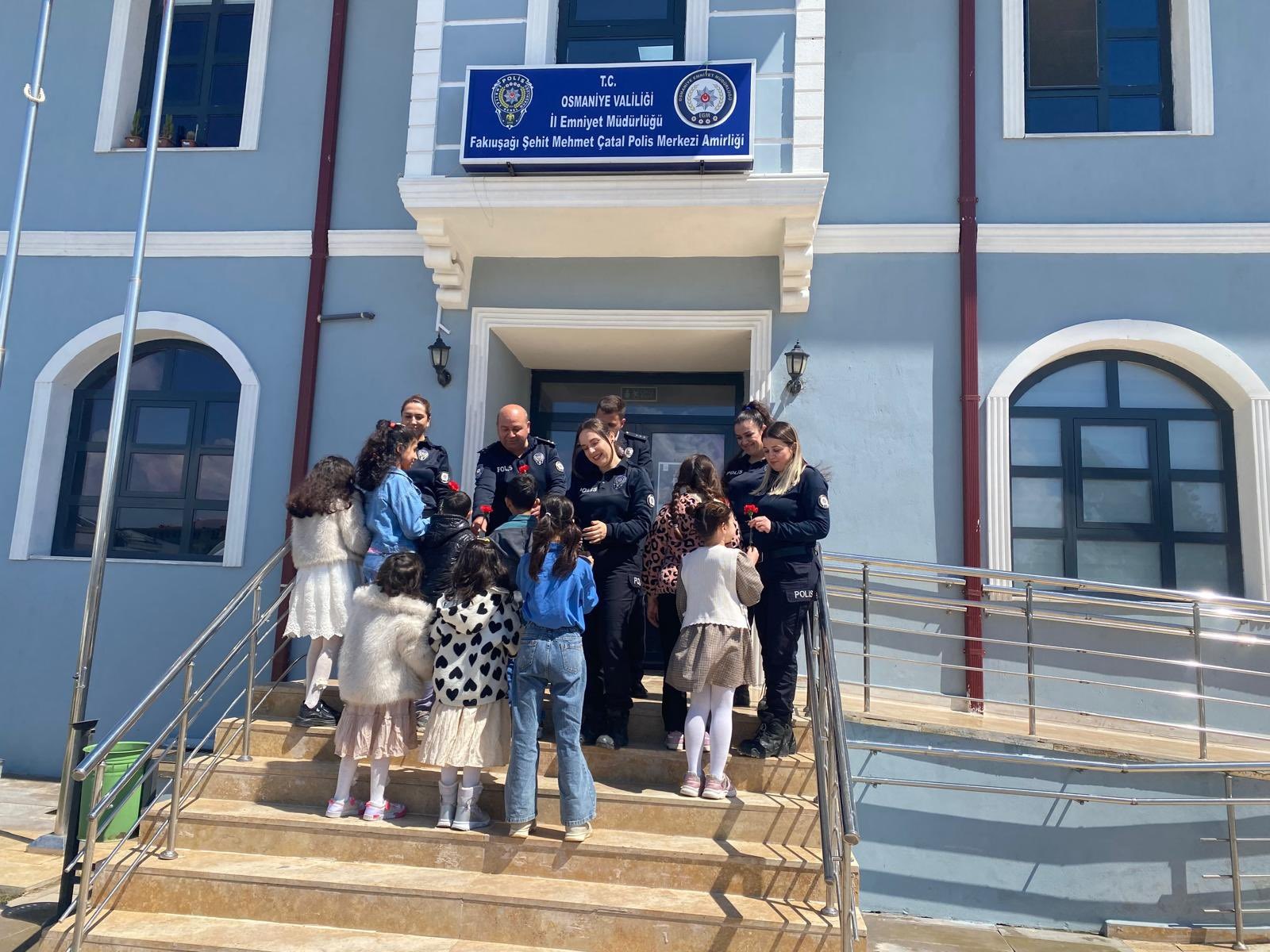 Çocuk Evleri Koordinasyon Merkezi Müdürlüğüne bağlı çocuk evlerimizde hizmet alan çocuklarımız, Polis Teşkilatının kuruluş yıl dönümü kapsamında 📍 Fakıuşağı Şehit Mehmet Çatal Polis Merkezi Amirliğini ziyaret etti.