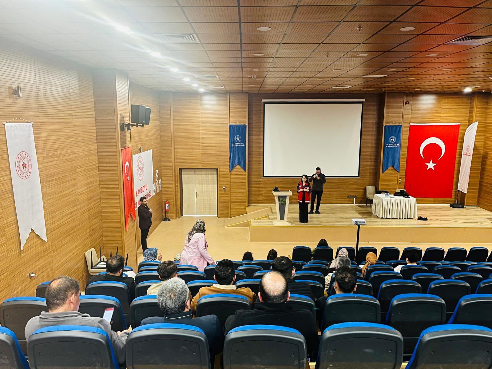 Şiddet Önleme ve İzleme Merkezi (ŞÖNİM) Eğitim Birimi tarafından, Osmaniye Gençlik ve Spor İl Müdürlüğü personeline yönelik; kadına yönelik şiddetle mücadele, Alo 183 Sosyal Destek Hattı, KADES, elektronik kelepçe uygulaması ile erken yaşta ve zorla evliliklerle mücadele konularında eğitim semineri gerçekleştirilmiştir.