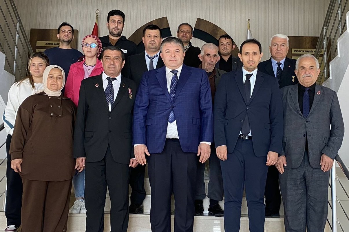 İl Müdürümüz Sayın Tolga Nacar, Şehit Aileleri ve Gaziler Derneği Başkanı ve üyeleri ile birlikte Osmaniye Yağlı Tohumlar Araştırma Enstitüsü Müdürü Sayın Engin Gönen’i ziyaret etti.