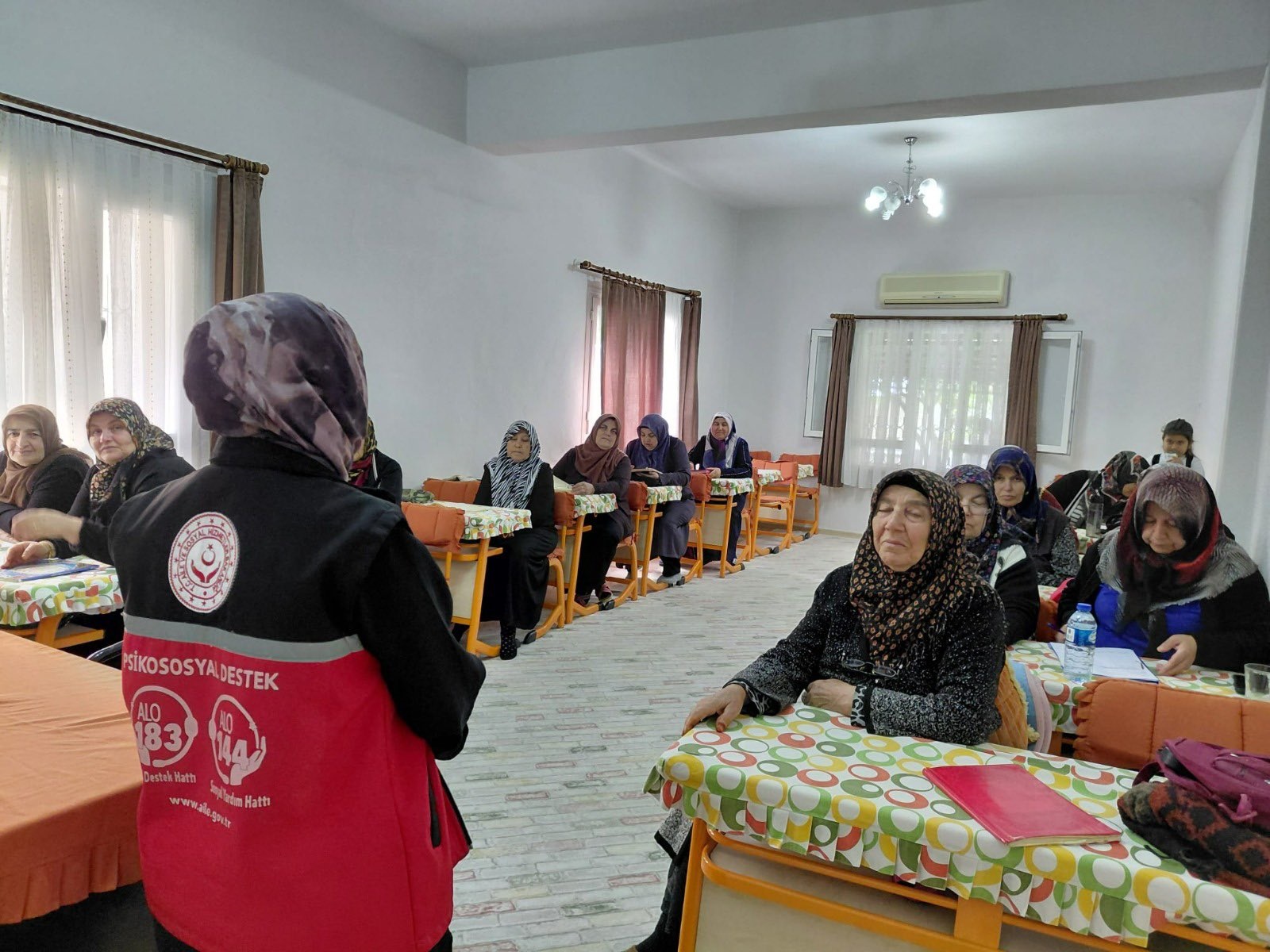 Osmaniye Sosyal Hizmet Merkezi tarafından Sultan Hamit Camii Kur’an Kursunda yaş almış bireylere yönelik “Dijital Okuryazarlık” konulu eğitim verilmiştir.