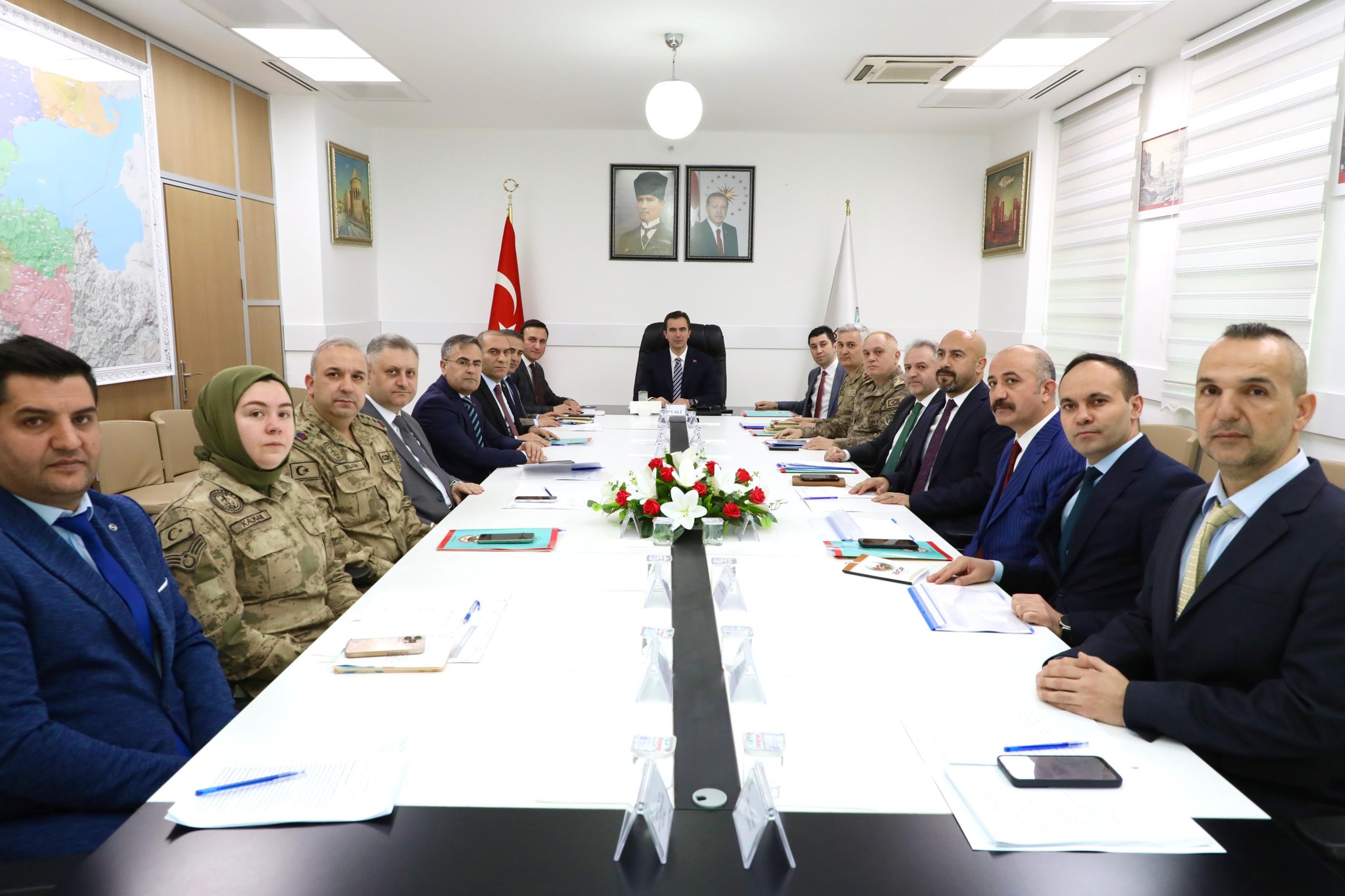 Valimiz Sayın Ahmet Karakaya başkanlığında 'Okullarda Güvenlik ve Psikososyal Önlemler Toplantısı' gerçekleştirildi