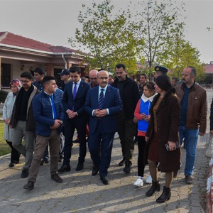 Valimiz Mahmut Demirtaş, Karaisalı Engelsiz Yaşam Bakım Rehabilitasyon ve Aile Danışma Merkezimizde İncelemelerde Bulundu - fotoğraf 2