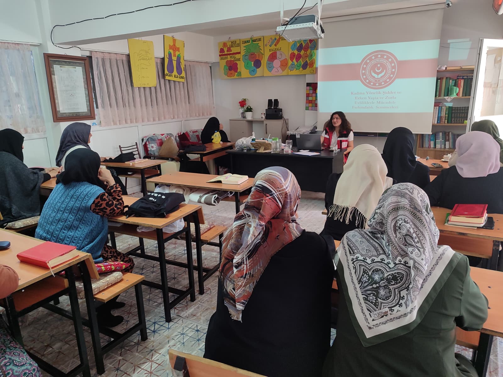 Lüleburgaz’da “Erken Yaşta Evlilikler ve Kadına Yönelik Şiddetle Mücadele” Semineri Düzenlendi