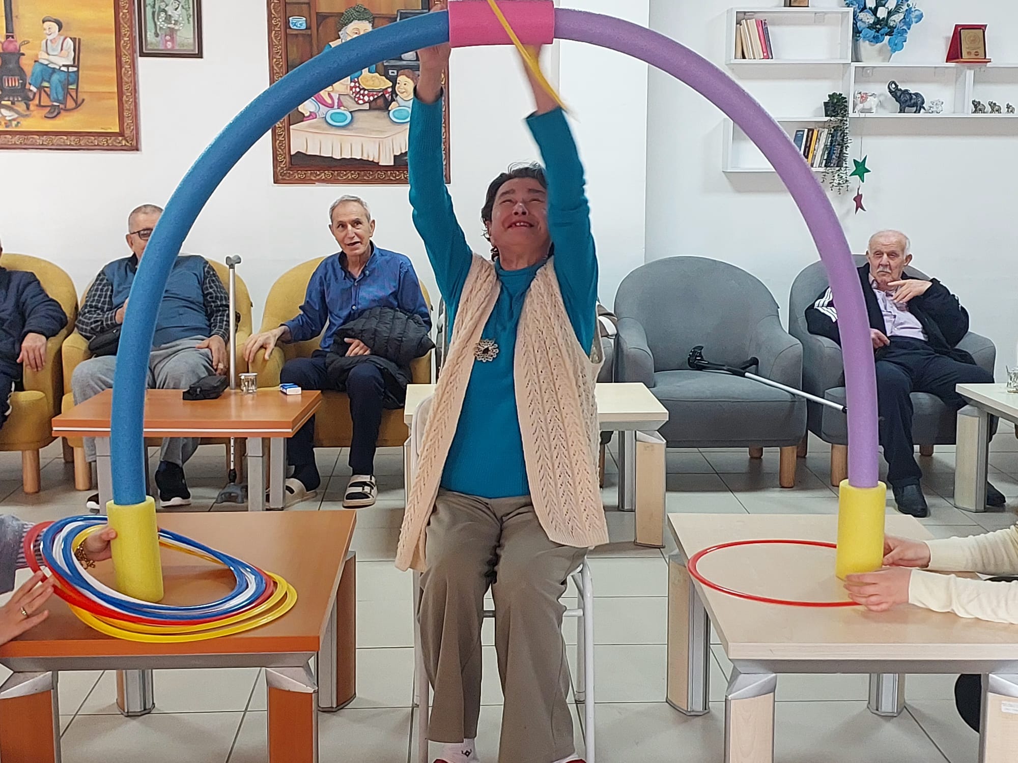 #ErdemliHuzurevi sakinlerimizin bugünkü etkinliği ‘Daireye Halka Geçirme’. Büyüklerimizin yaşamlarında daha aktif ve bağımsız olmaları adına düzenli aktiviteler yapıyoruz. #BaştacıBüyüklerimiz