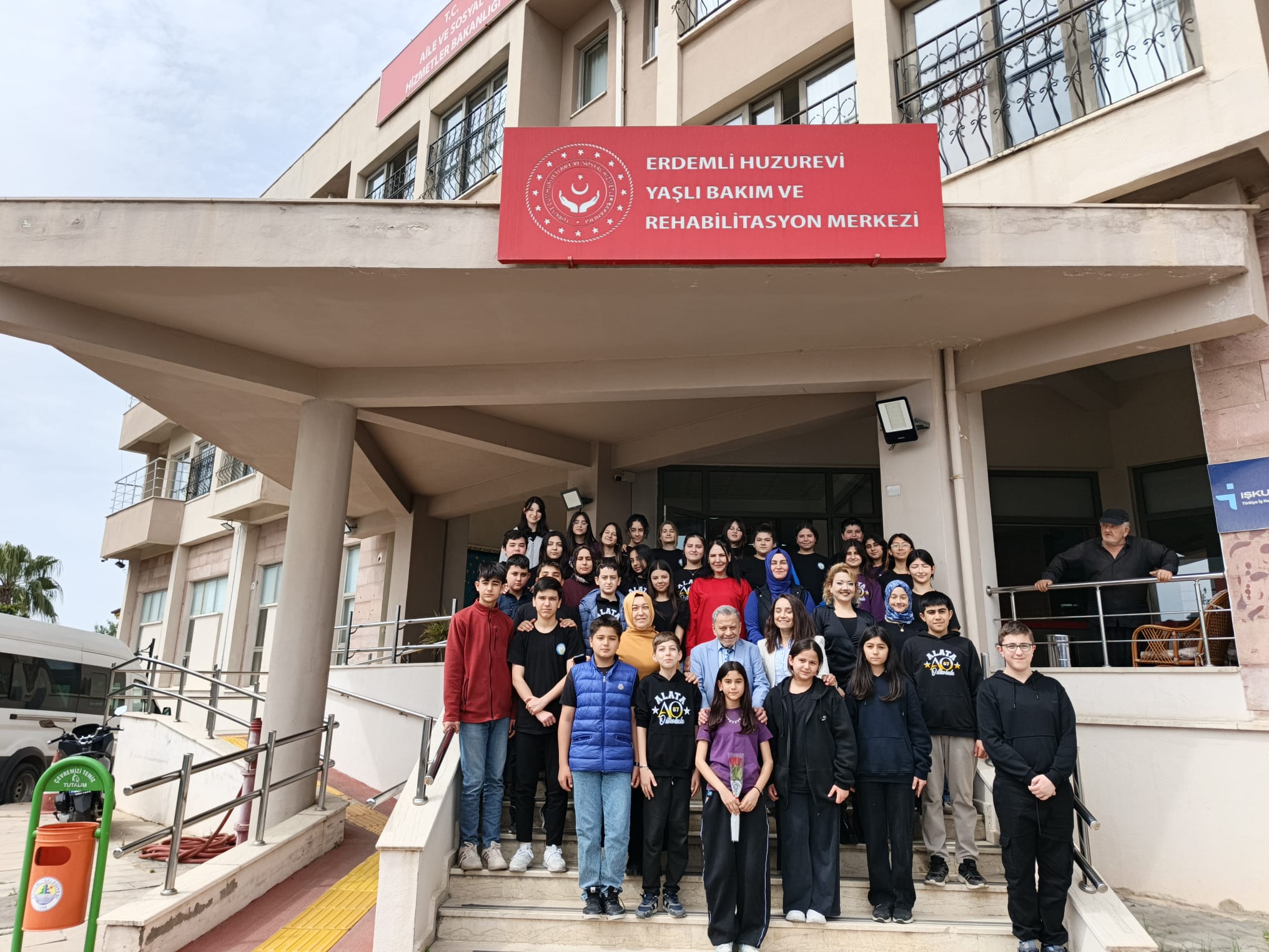 #ErdemliHuzurevi sakinlerimizin bugünkü misafiri Mersin İl Milli Eğitim Müdürlüğünün yürüttüğü ‘Şefkat Haresi’ projesi kapsamında görevli Alata İlkokulu öğrencileri ve öğretmenleriydi.