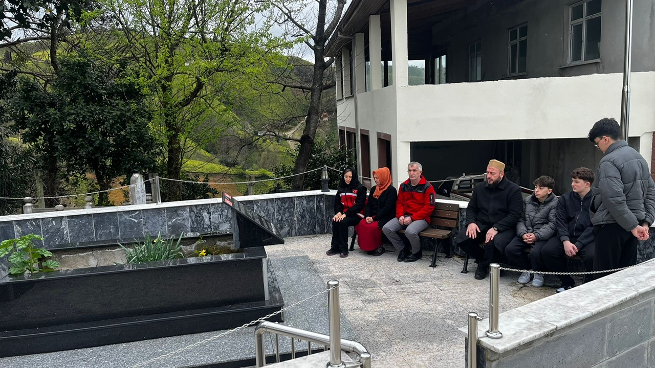 Aziz Şehitlerimiz Kabirleri Başında Anıldı