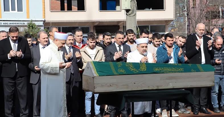 Gelik beldesinde özel bir maden ocağında meydana gelen göçükte hayatını kaybeden maden işçileri için düzenlenen cenaze törenine katılım sağlandı.