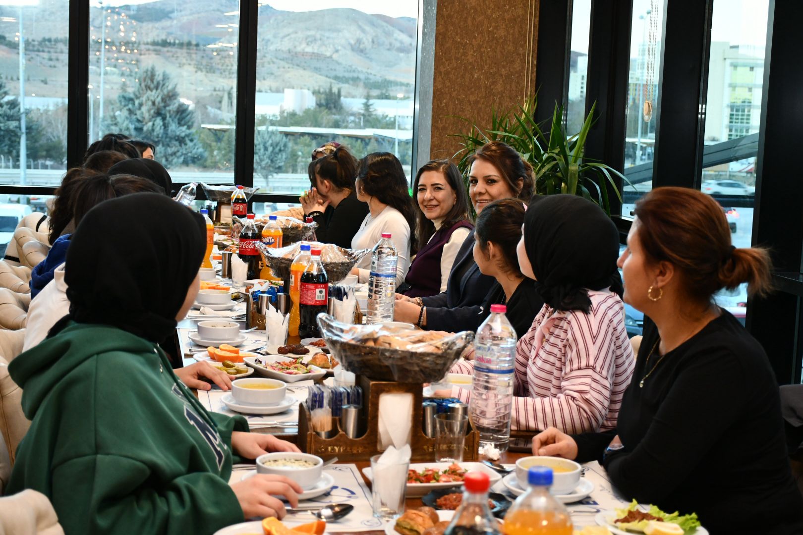 İl Müdürümüz Sayın Çiğdem AÇIKYILDIZ KAZEL, kuruluşlarımızda kalan çocuklarımızla düzenlenen iftar programında bir araya geldi. 