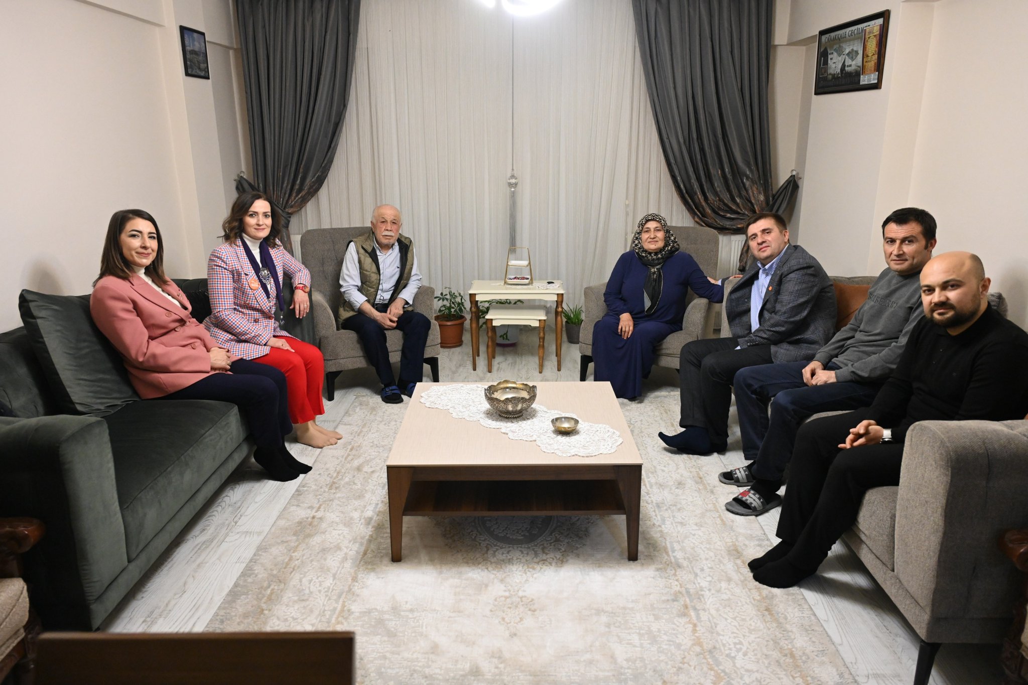 Valimiz Sayın H. Engin SARIİBRAHİM ve eşi Hatice SARIİBRAHİM Hanımefendi, Şehit Jandarma Uzman Çavuş Mustafa UĞURELLİ’nin kıymetli annesi Fatma UĞURELLİ’yi ziyaret etti.