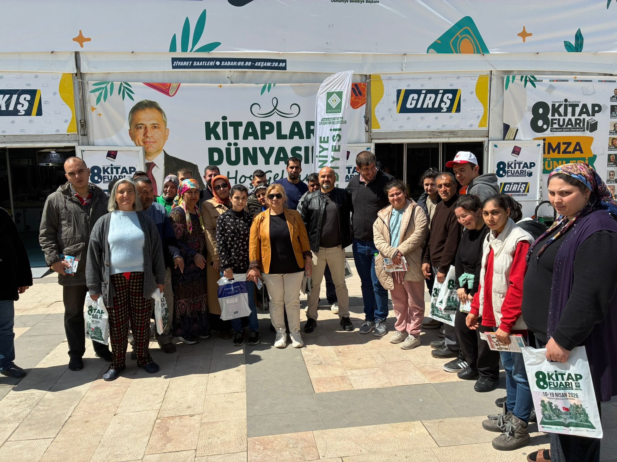 Osmaniye Bakım Rehabilitasyon ve Aile Danışma Merkezi Müdürlüğünden hizmet alan özel bireylerimiz, Osmaniye Belediyesi tarafından 10-19 Nisan tarihleri arasında düzenlenen 8. Kitap Fuarı’nı ziyaret ederek verimli bir gün geçirmiştir.Osmaniye Bakım Rehabilitasyon ve Aile Danışma Merkezi Müdürlüğünden hizmet alan özel bireylerimiz, Osmaniye Belediyesi tarafından 10-19 Nisan tarihleri arasında düzenlenen 8. Kitap Fuarı’nı ziyaret ederek verimli bir gün geçirmiştir.