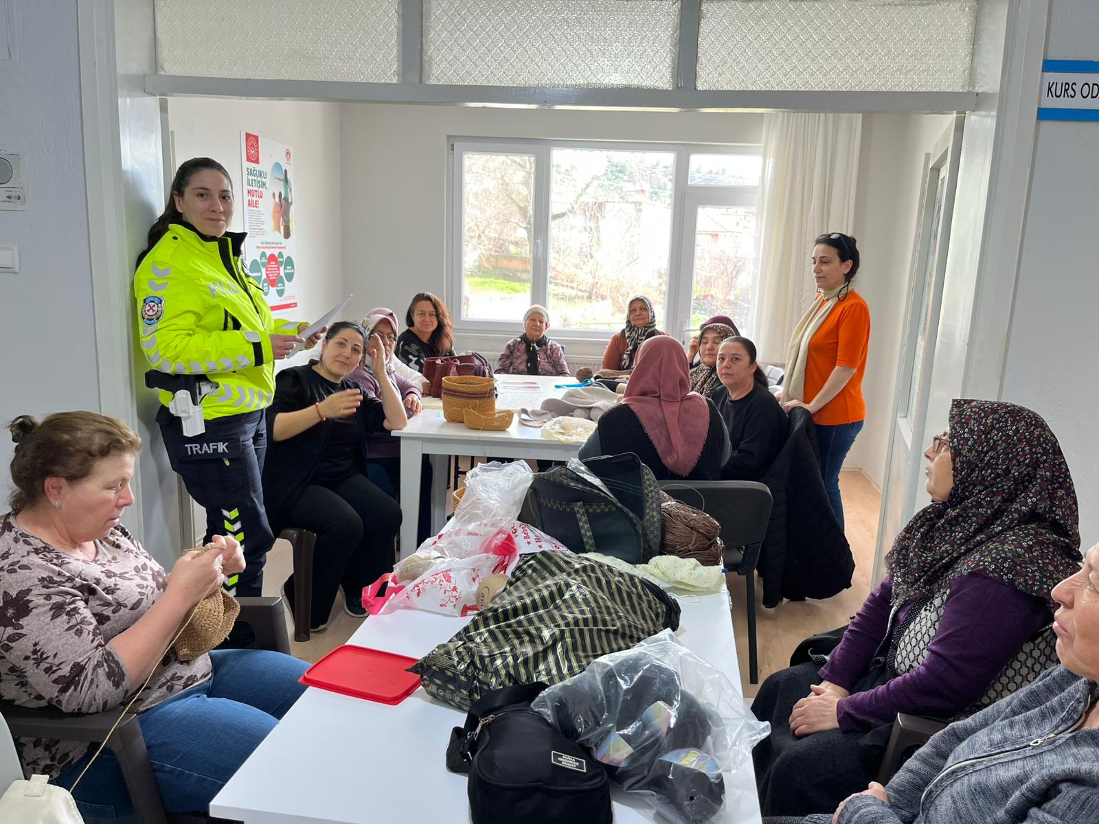 Dinar Sosyal Hizmet Merkezimiz Sosyal Dayanışma Merkezi(SODAM) kursiyerlerine Medya Okuryazarlığı ve Trafik Eğitimi Düzenledi.