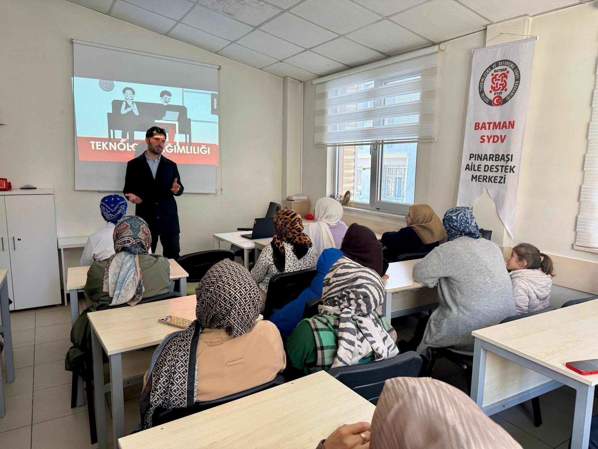 Pınarbaşı Aile Destek Merkezi kursiyerlerine “Teknoloji Bağımlılığı” eğitimi 