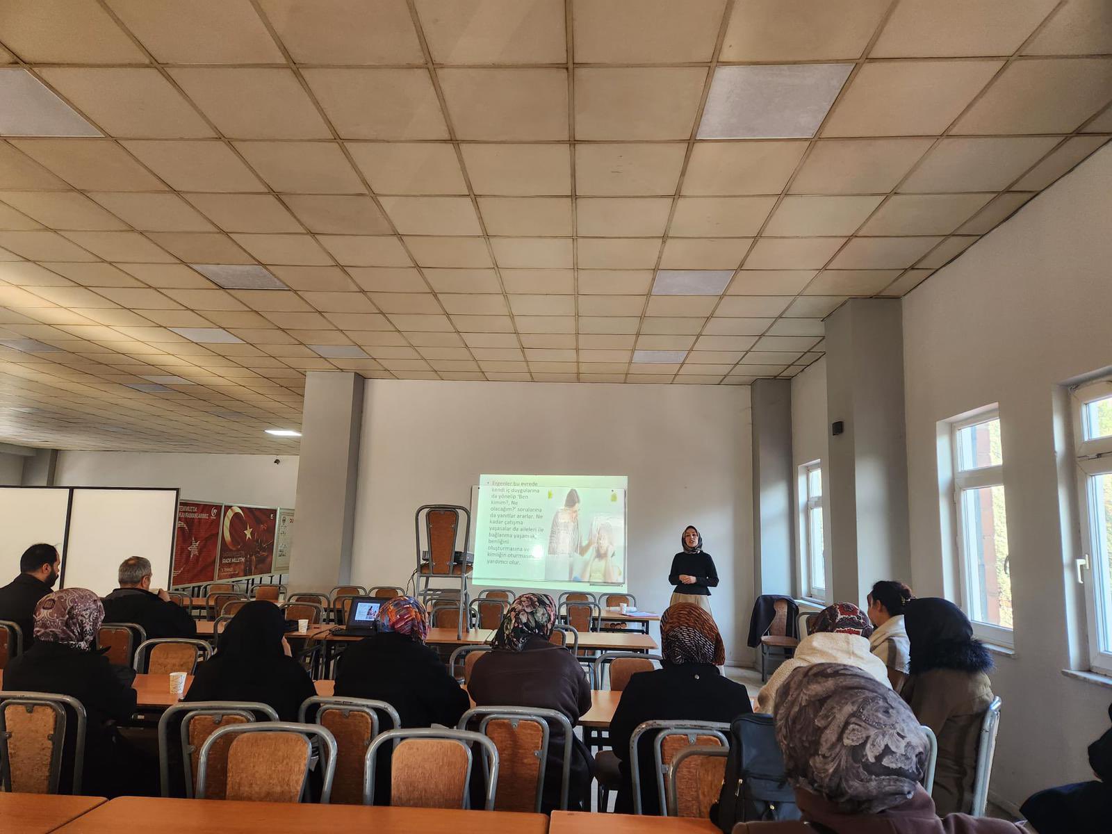 'Aile içi iletişim ve Teknoloji Bağımlılığı’ eğitimleri verilmiştir.