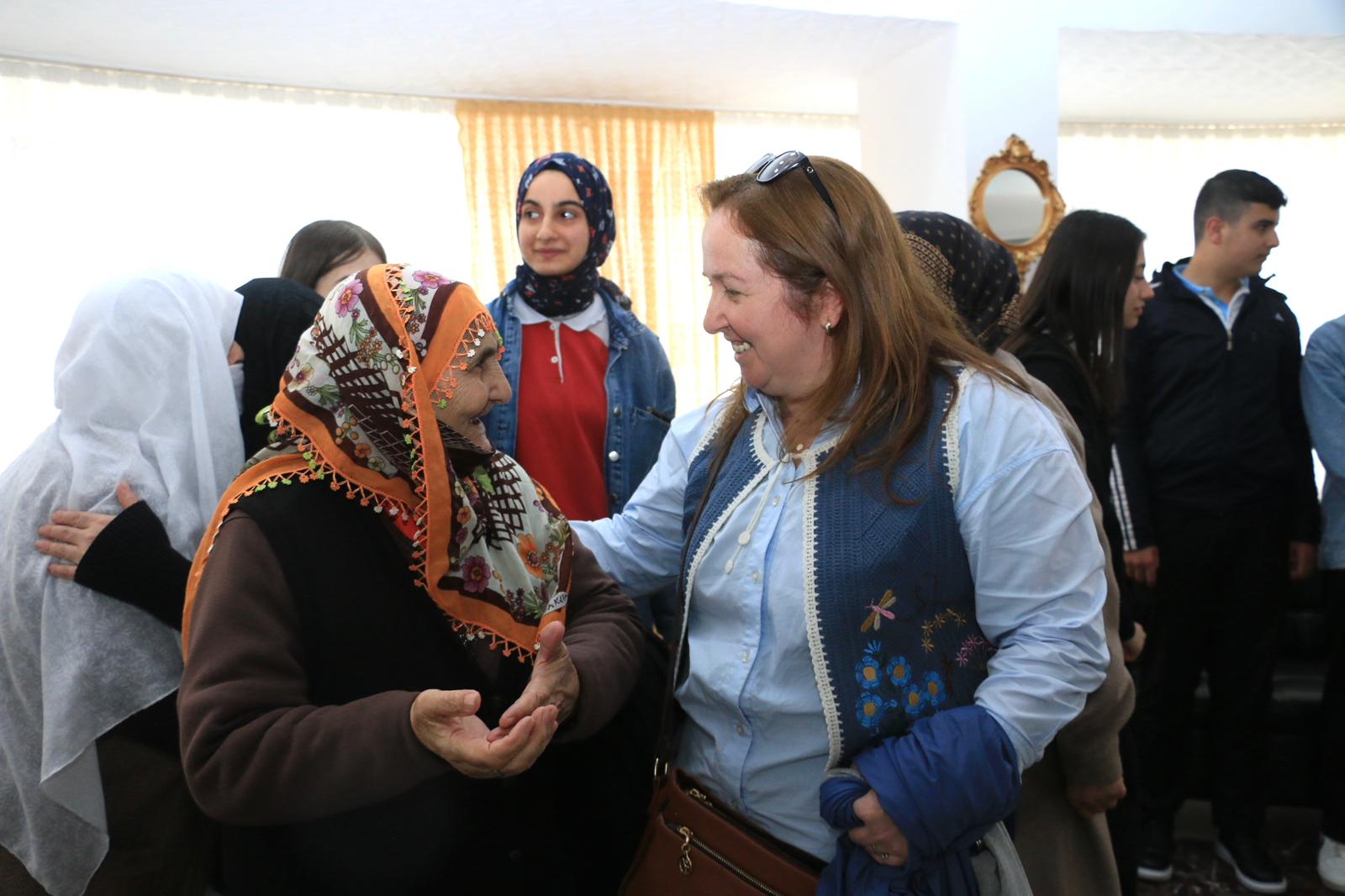 KÖKLERDEN GÖKLERE PROJESİ KAPSAMINDA GENÇLERDEN YAŞLILARA KALPTEN KALBE BİR ZİYARET 