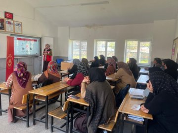 Saraykent İlçe Milli Eğitim Müdürlüğü bünyesinde faaliyet gösteren 8 okulda velilere çeşitli eğitimler gerçekleştirildi.