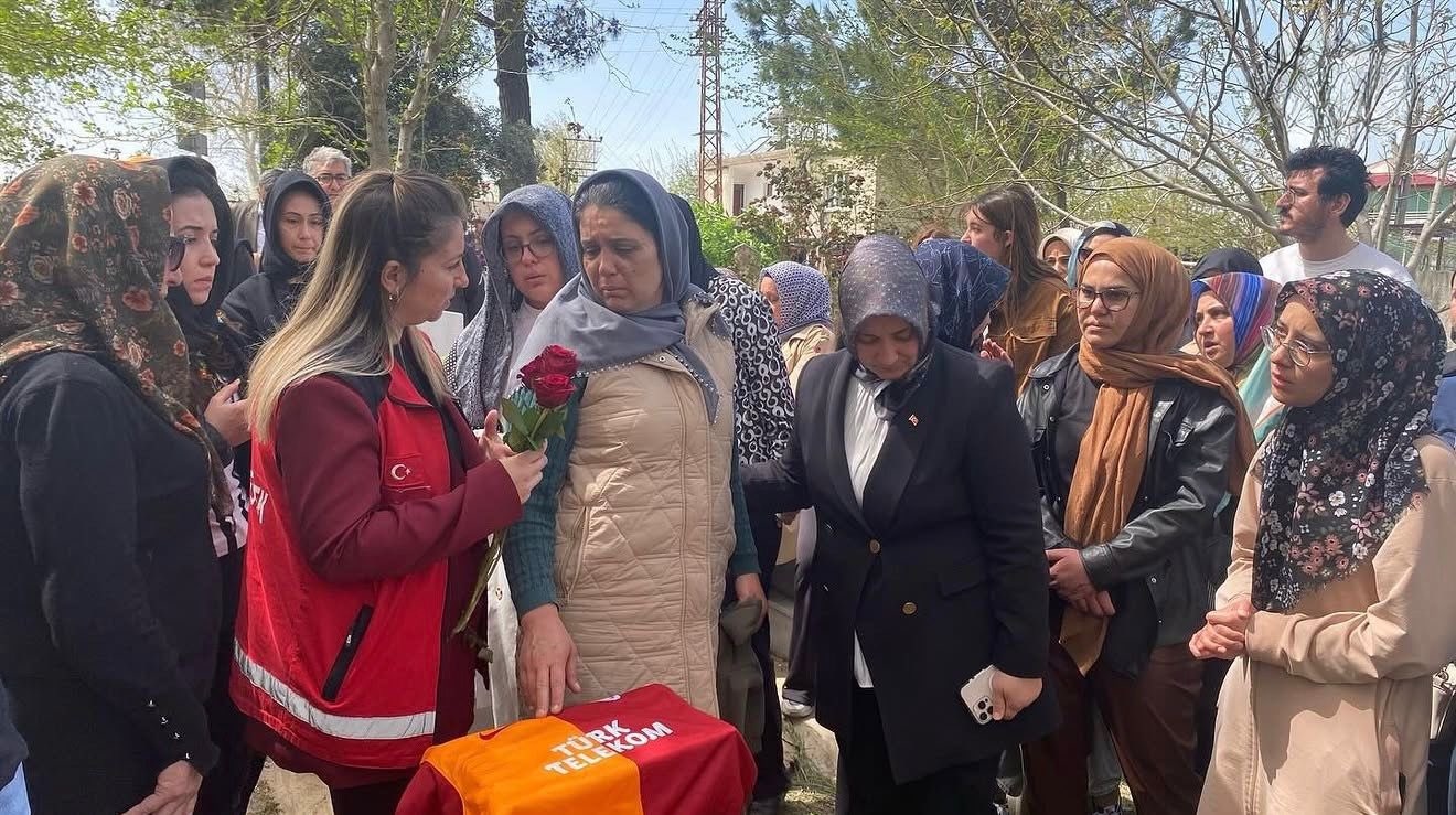 Kahramanmaraş’ta bir ortaokulda yaşanan elim hadisede hayatını kaybeden öğrencimizi Düziçi ilçemizde dualarla ebediyete uğurlayıp ailemize sabırlar temenni ettik.