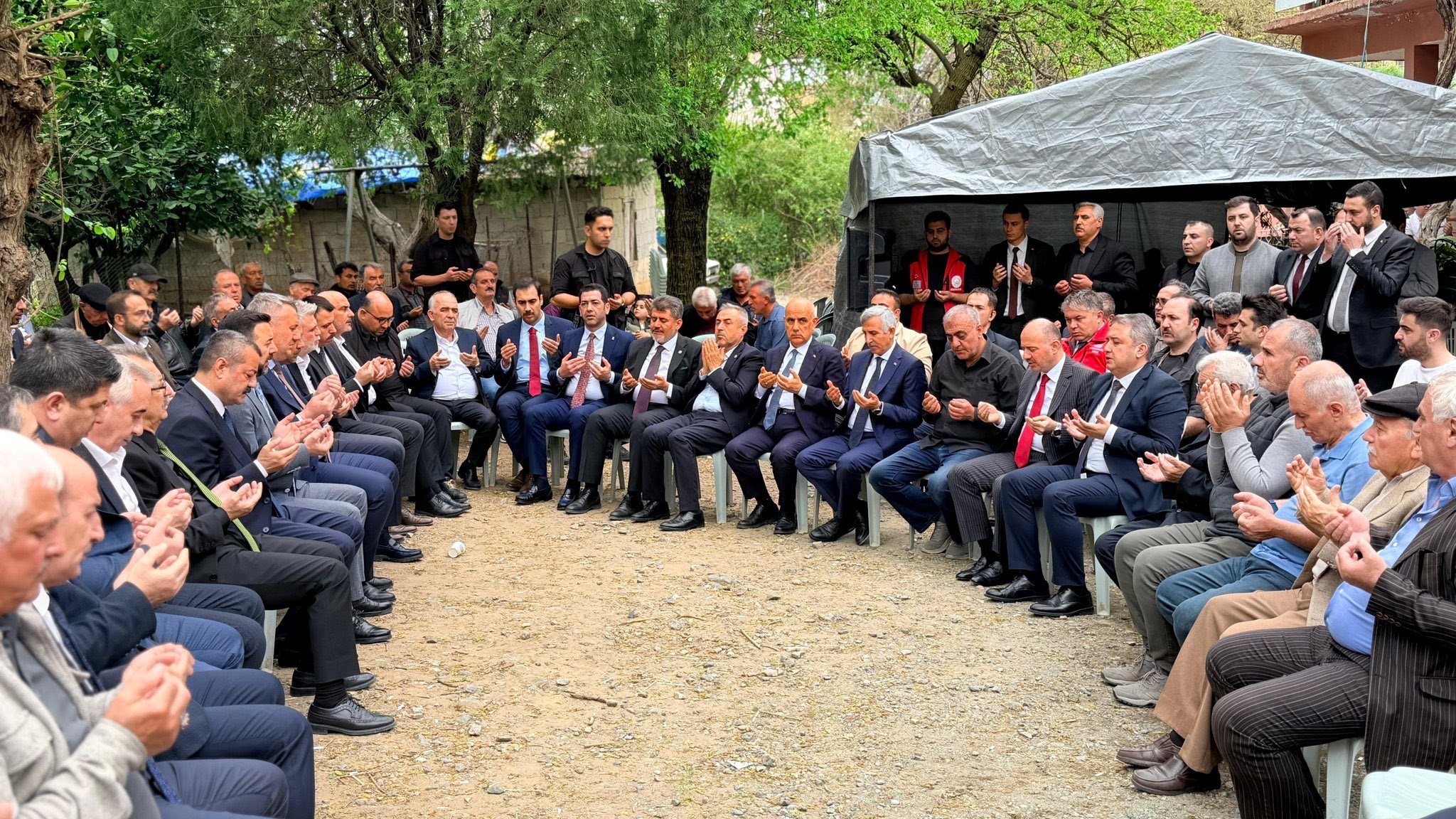 Sayın Valimiz Mehmet Fatih Serdengeçti, Kahramanmaraş Valisi Mükerrem Ünlüer, önceki dönem Tarım ve Orman Bakanı ve Kahramanmaraş Milletvekili Vahit Kirişci, İl Müdürümüz Sayın Tolga Nacar, siyasi parti temsilcileri ,belediye başkanları ve sivil toplum kuruluşu üyeleri Kahramanmaraş’ta yaşanan elim hadisede hayatını kaybeden yavrumuz,hemşehrimiz Adnan Göktürk Yeşil’in Düziçi’nde  düzenlenen taziye ziyaretine katıldılar.