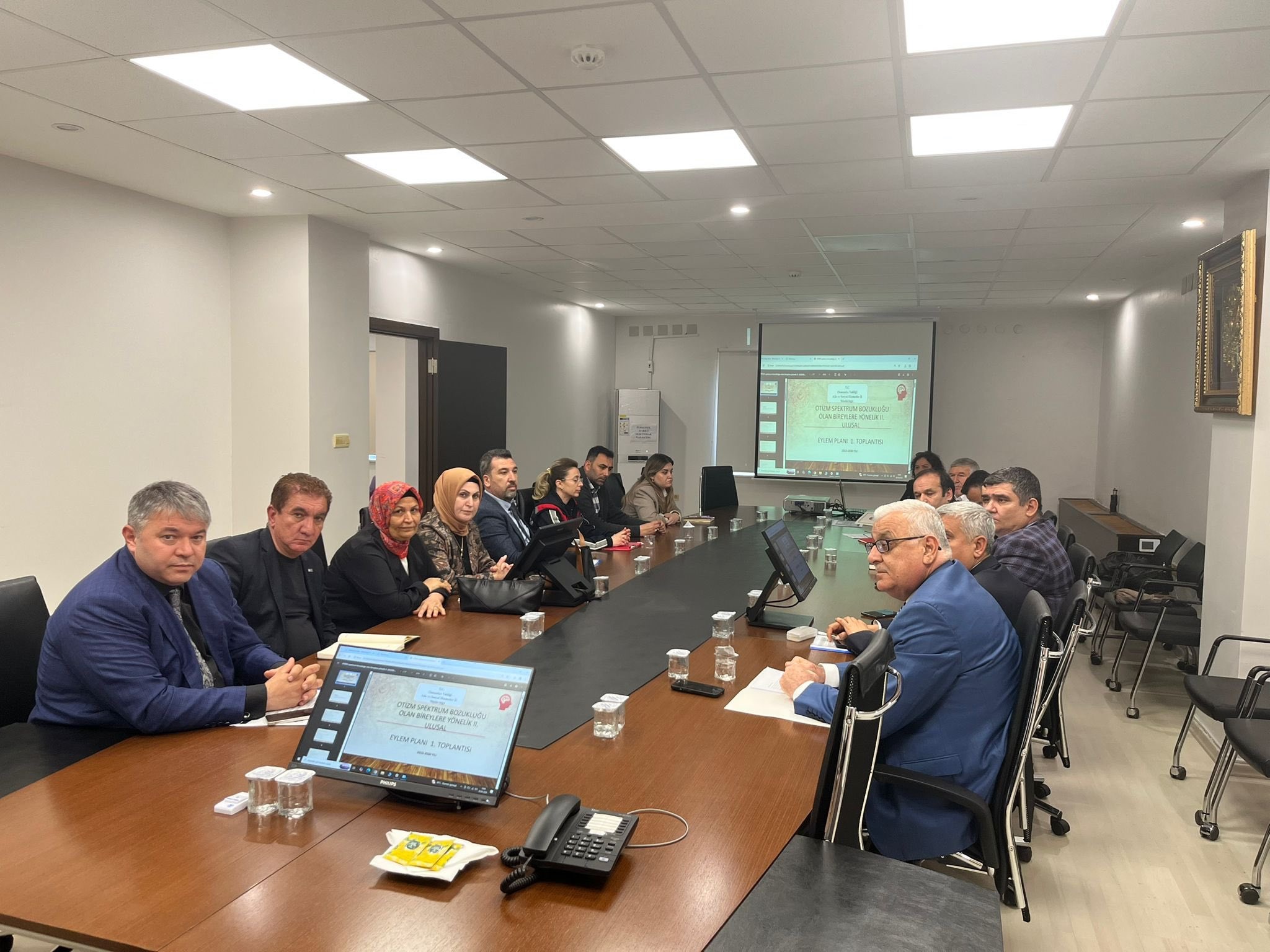  Osmaniye Aile ve Sosyal Hizmetler İl Md. @osmaniyeash · 20 Nis 📍Osmaniye Valiliği   II. Otizm Eylem Planı kapsamında, Sayın Vali Yardımcımız Yunus Emre Şahin başkanlığında; paydaş kamu kurum ve kuruluşları ve sivil toplum kuruluşlarının katılımıyla Osmaniye ili 2026 yılı ilk toplantısı gerçekleştirilmiştir.