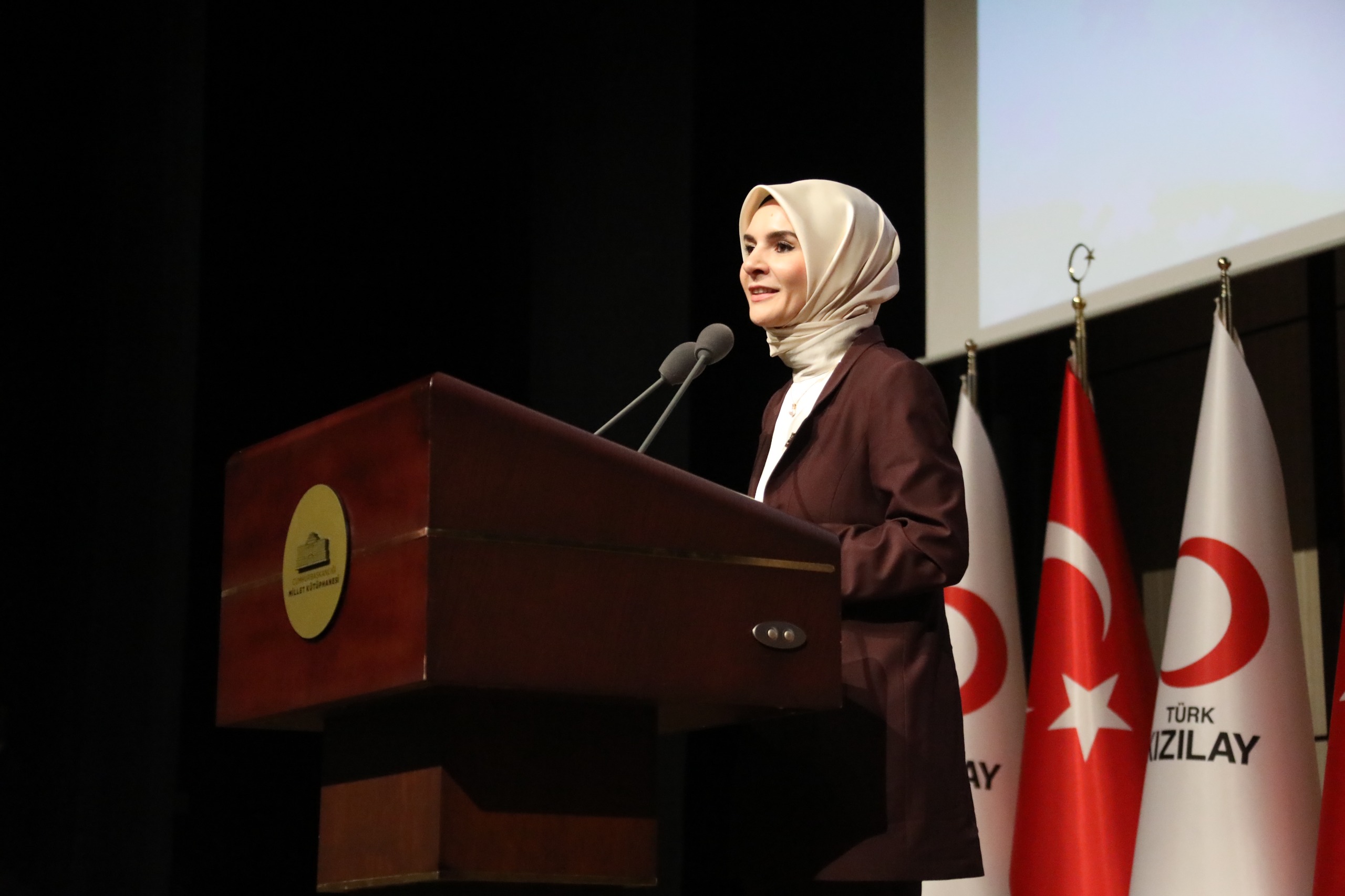 Bakanımız Göktaş, Genç Kızılay Akademi Gençlik ve Aile Araştırma Zirvesi'nde konuştu