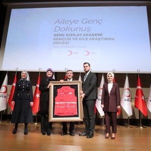 Bakanımız Göktaş, Genç Kızılay Akademi Gençlik ve Aile Araştırma Zirvesi'nde konuştu - fotoğraf 2