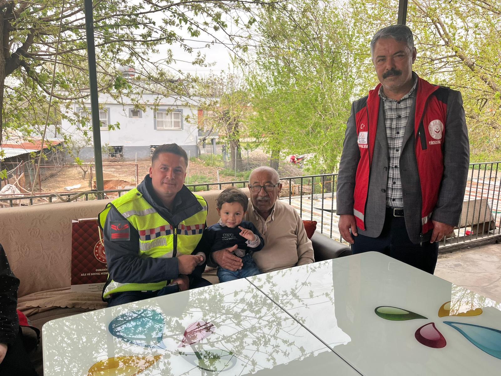 Düziçi Sosyal Hizmet Merkezi Şehit Yakınları ve Gaziler Birimi personelleri ile İlçe Jandarma Komutanlığı personelleri tarafından, Şehidimiz İstihkâm Çavuş Cihat Mart’ın şehadet yıl dönümü münasebetiyle ailesine ziyaret gerçekleştirilmiştir.