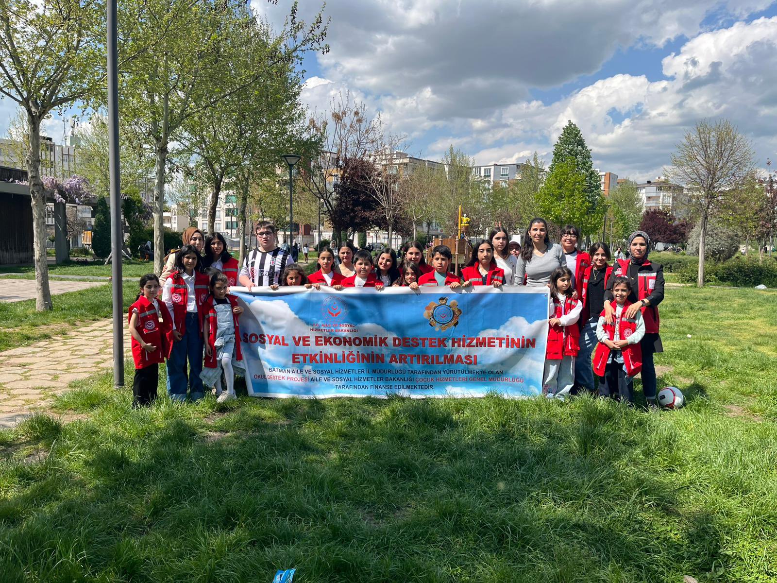 Okul Destek Projesinden faydalanan çocuklar ile Millet Bahçesinde çeşitli etkinlikler düzenlenmiş