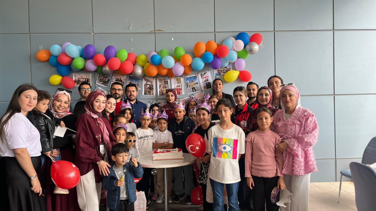 Osmaniye Osmaniye Korkut Ata Üniversitesi Sosyal ve Beşerî Bilimler Fakültesi, Uygulamalı Bilimler Fakültesi ve Kadirli Sosyal Hizmet Merkezi iş birliği kapsamında, 20 Nisan Pazartesi günü üniversite yerleşkesinde ebeveyn kaybı yaşayan çocuklara yönelik etkinlik programı düzenlenmiştir.