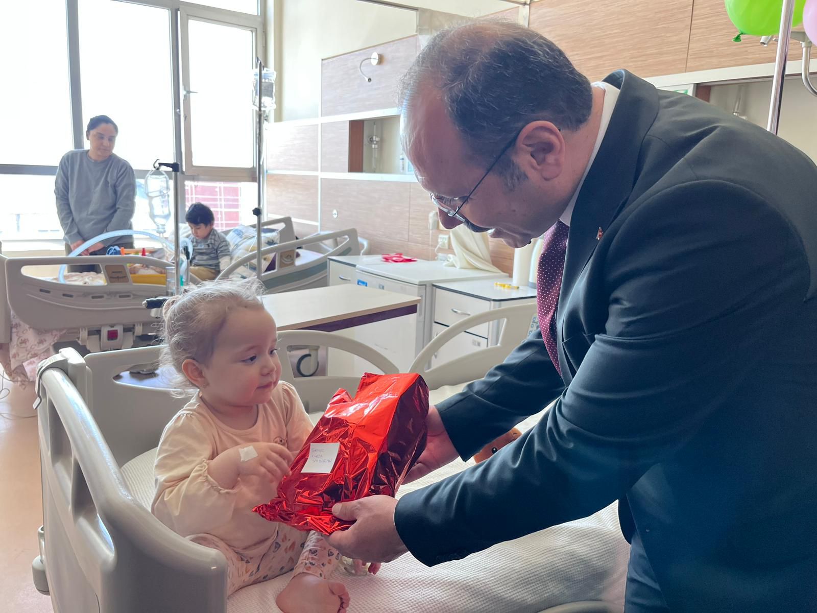 Hastanede Yatan Çocuklara 23 Nisan Sürprizi