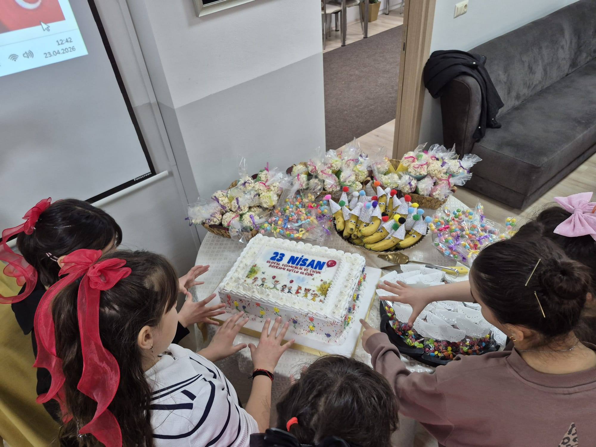   Çocuk Evlerinde Kalan Çocuklarımız ile Diyanet Genç Gönüllüsü Gençlerimiz, 23 Nisan’ın Coşkusunu ve Anlamını Birlikte Yaşamak Üzere Diyanet Gençlik Merkezinde Bir Araya Geldiler 
