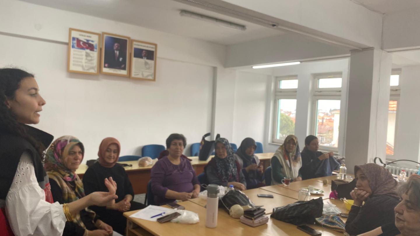 Demirci’de Kursiyerlere Koruyucu Aile ve Evlat Edinme Hizmetleri Anlatıldı