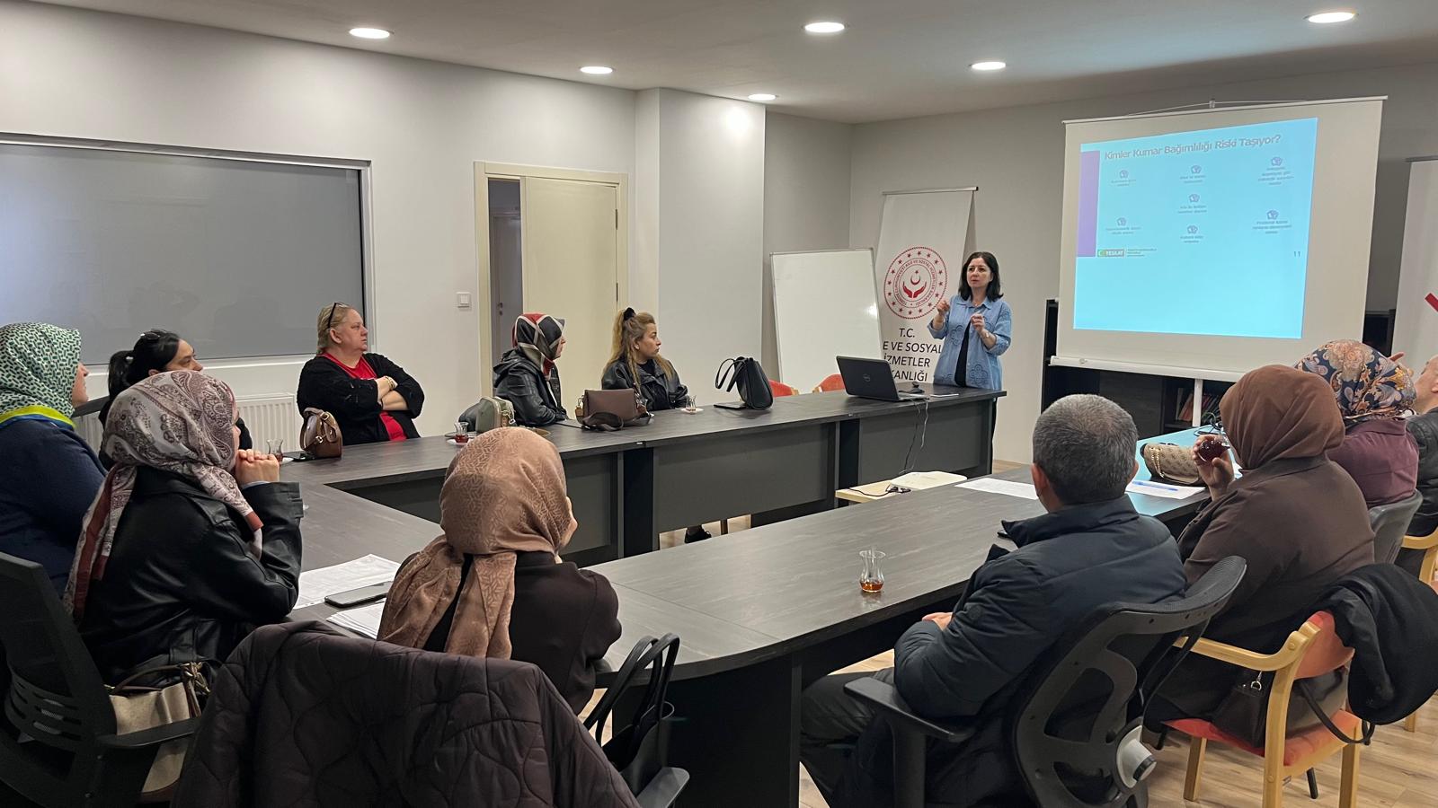 Aile Okulu Projesi Kapsamında “Aile İçi İletişim” Eğitimi Gerçekleştirildi.