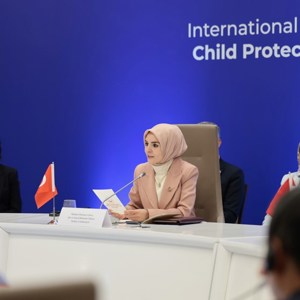 Emine Erdoğan Hanımefendi ve Bakanımız Göktaş, "Çocukların Dijital Ortamda Korunmasına İlişkin Uluslararası Politika ve Uygulama Paylaşımı" toplantısına katıldı - fotoğraf 4