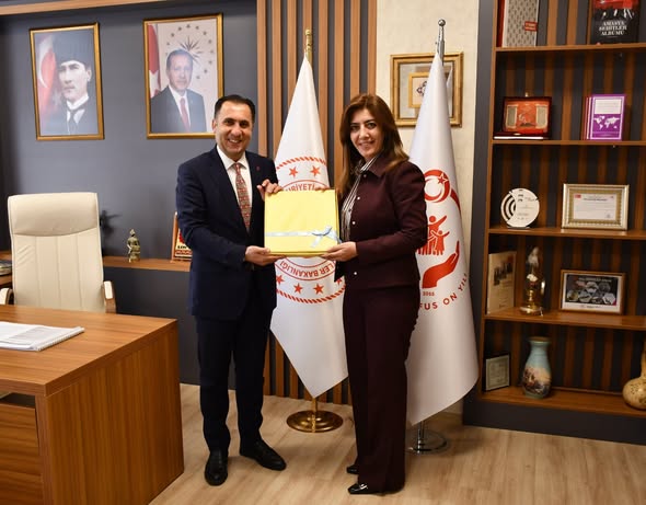 Manisa Aile ve Sosyal Hizmetler İl Müdürümüz Sn. Kuduret Gültaş, İl Müdür Yardımcısı Bahar Ünlü İl Müdürümüz Sn. İlkay Türkoğlu’nu Makamında Ziyareti