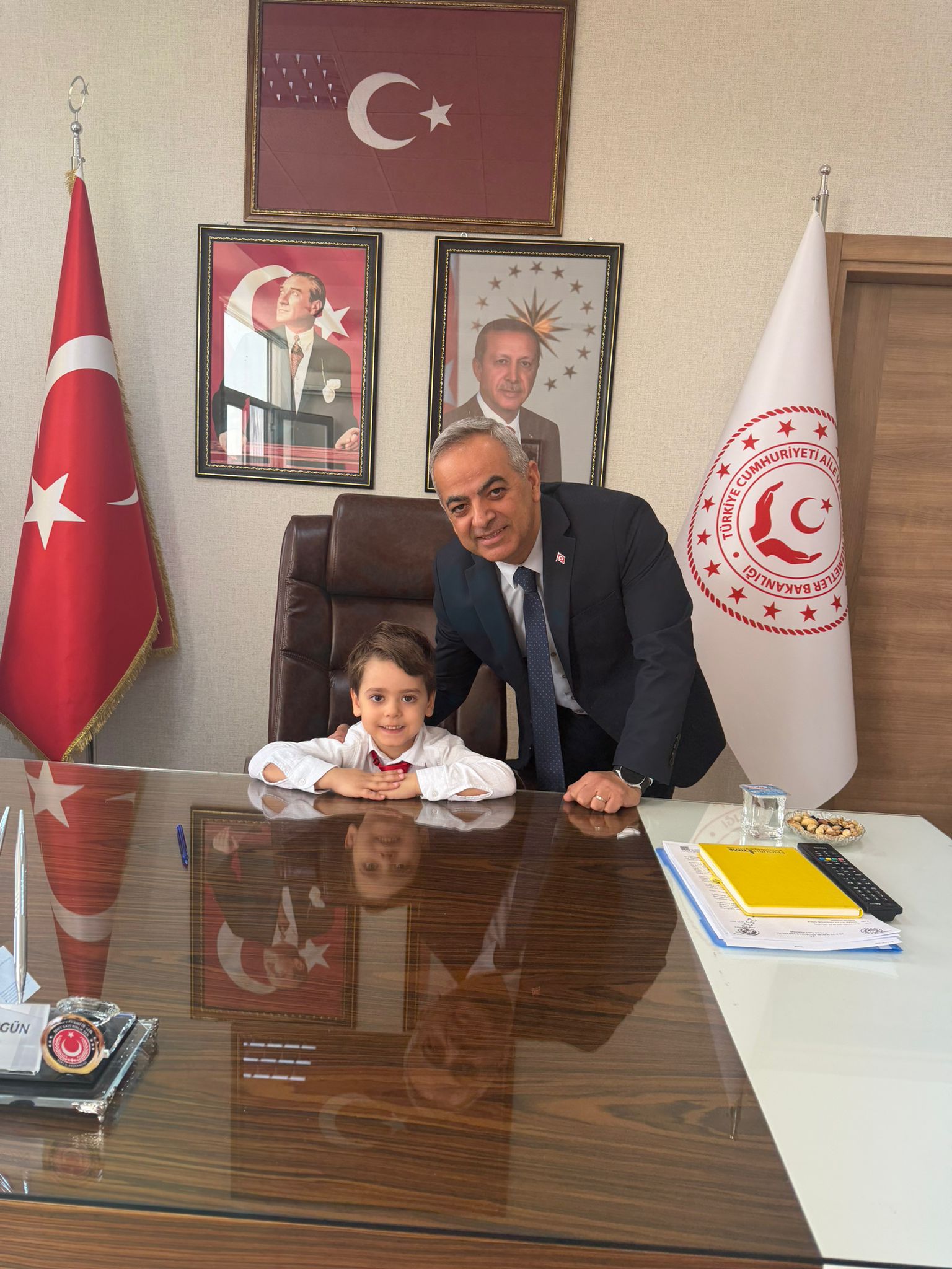 MİNİKLERDEN İL MÜDÜRÜMÜZE 23 NİSAN ZİYARETİ